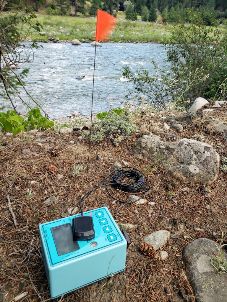 Passive seismic sensor positioned at a field station